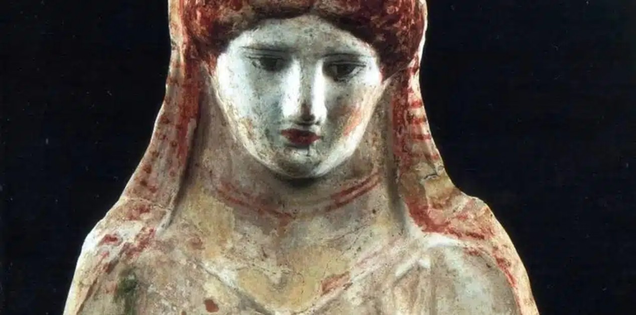 Κοντινό πλάνο στο πρόσωπο της πολύχρωμης προτομής της Αμφίπολης.