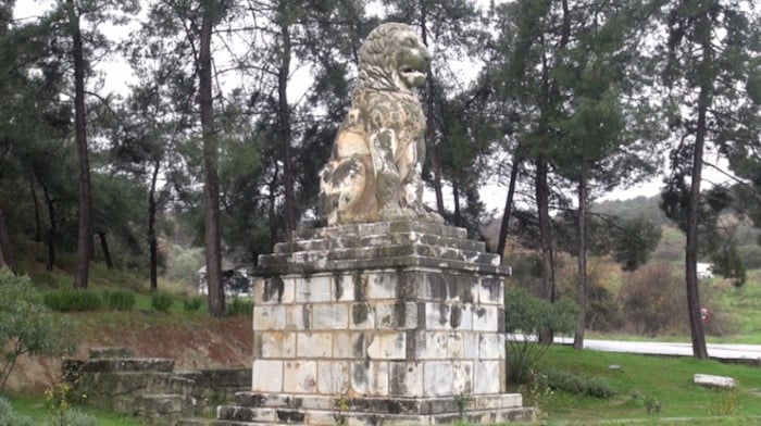 Μνημείο Λέοντα Αμφίπολης σε φυσικό περιβάλλον με πεύκα