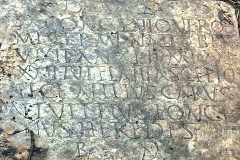 Από τη Ρώμη σε Κήπο: Η Απίστευτη Οδύσσεια μιας Χαμένης Επιτύμβιας Στήλης 1.900 Ετών