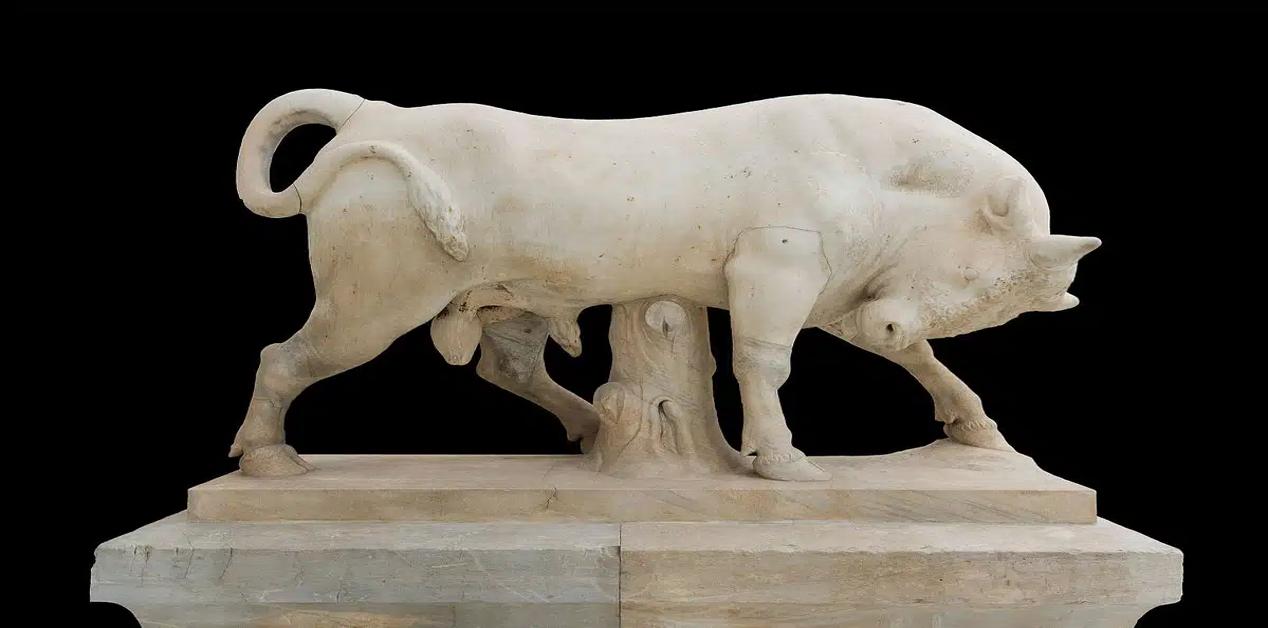 Το μαρμάρινο γλυπτό του Ταύρου του Κεραμεικού, εκτίθεται σε μαύρο φόντο.