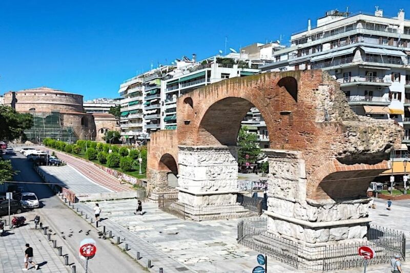 Η Αψίδα του Γαλερίου και η Ροτόντα στη Θεσσαλονίκη, δύο εμβληματικά ρωμαϊκά μνημεία, έτοιμα να ενταχθούν στο νέο πολιτιστικό δίκτυο της πόλης.