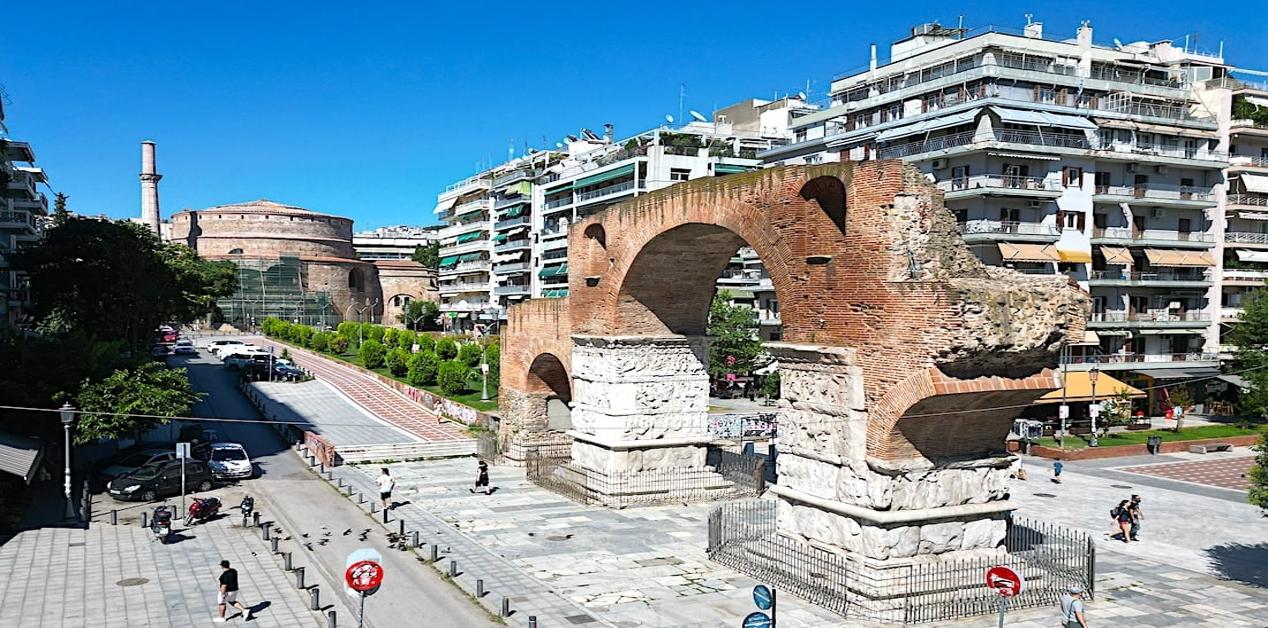 Η Αψίδα του Γαλερίου και η Ροτόντα στη Θεσσαλονίκη, δύο εμβληματικά ρωμαϊκά μνημεία, έτοιμα να ενταχθούν στο νέο πολιτιστικό δίκτυο της πόλης.