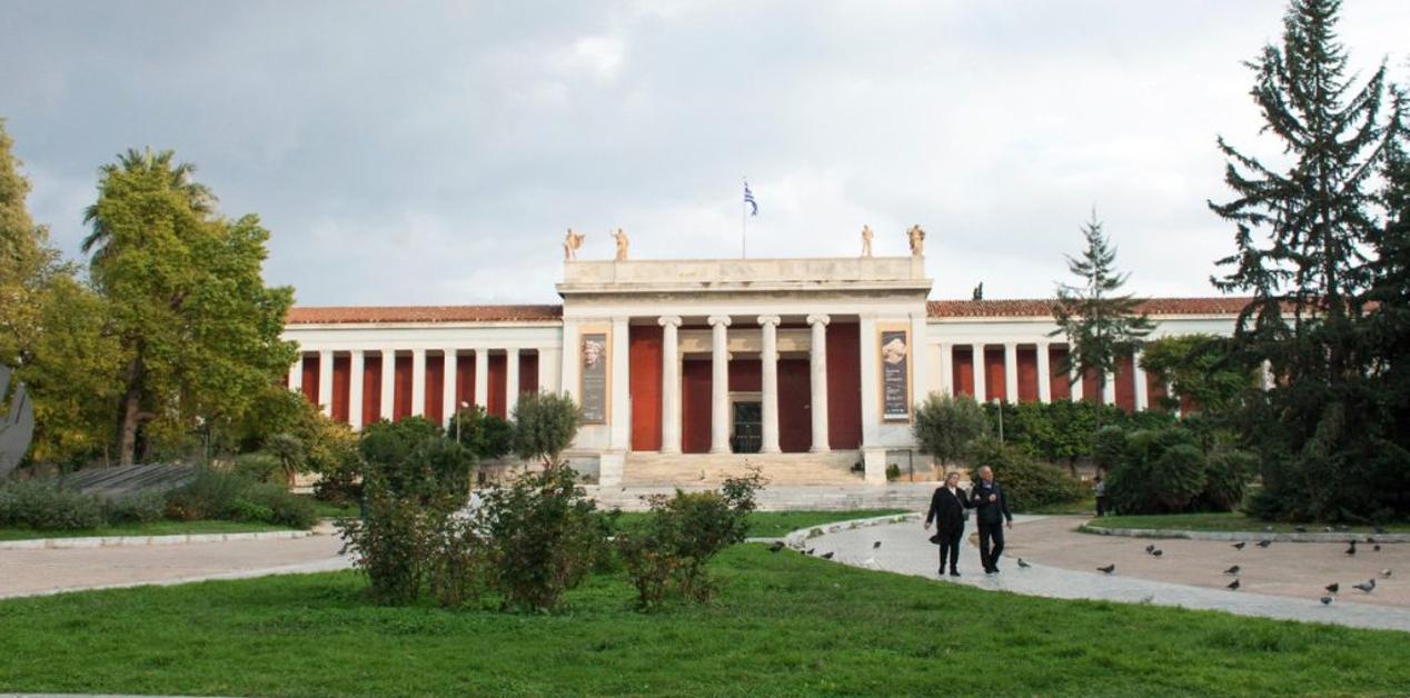 Εθνικό Αρχαιολογικό Μουσείο Αθήνας – πρόσοψη με κίονες και είσοδο