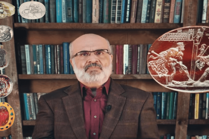 Η εικόνα πλαισιώνεται από διάφορους αρχαίους ελληνικούς σφραγιδόλιθους και δακτυλιόλιθους που απεικονίζουν μυθολογικές σκηνές και μορφές.