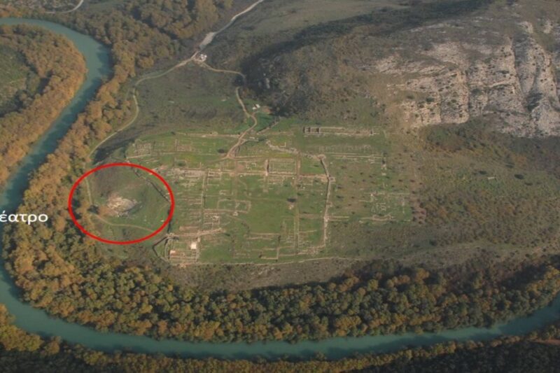 Αεροφωτογραφία του αρχαίου θεάτρου Γιτάνων στη Θεσπρωτία, δίπλα στον ποταμό Καλαμά