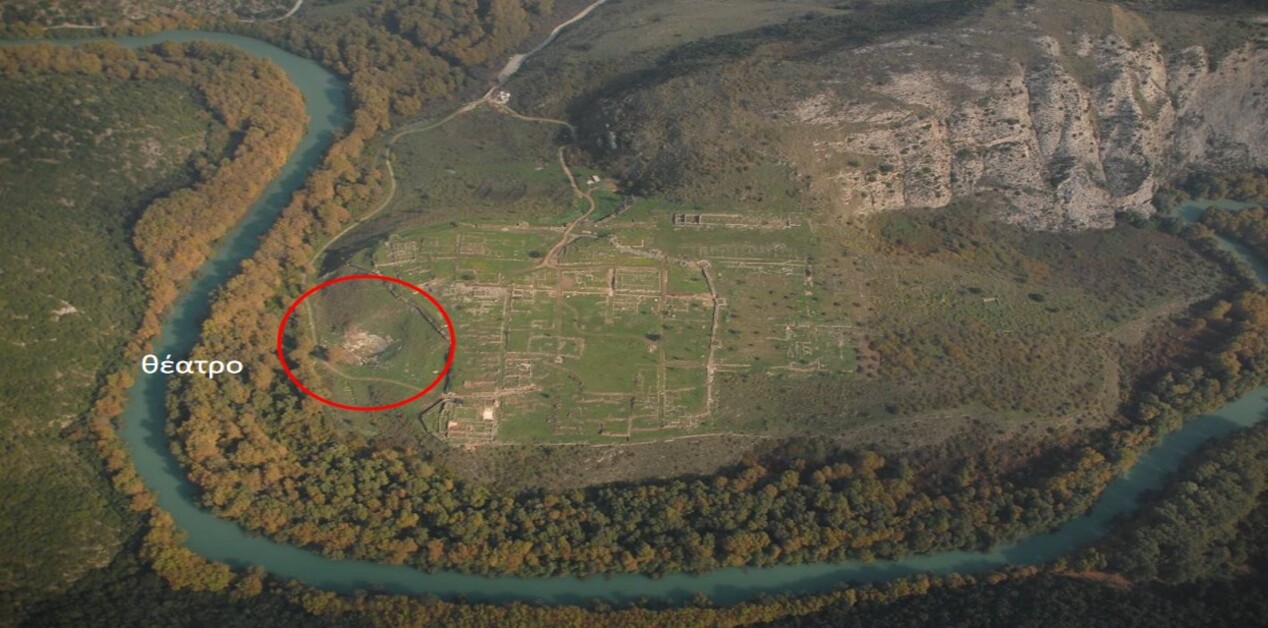 Αεροφωτογραφία του αρχαίου θεάτρου Γιτάνων στη Θεσπρωτία, δίπλα στον ποταμό Καλαμά