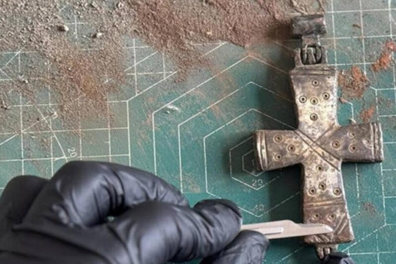 Σπάνιο Ευρήμα: Η Σφραγισμένη Μεσαιωνική Σταυροθήκη που Οι Αρχαιολόγοι Αρνούνται να Ανοίξουν