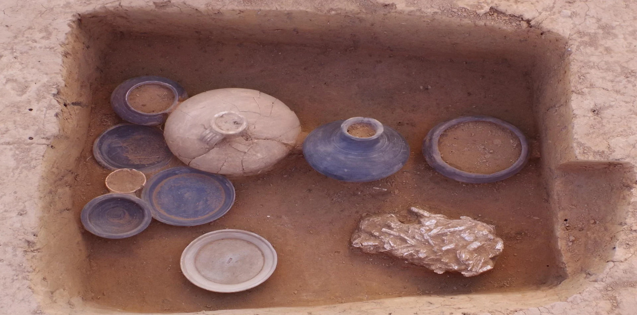 Δευτερογενής καύση ρωμαϊκής περιόδου με κεραμικά αγγεία και αποτεφρωμένα οστά σε γαλλορωμαϊκή νεκρόπολη στη βόρεια Γαλλία.