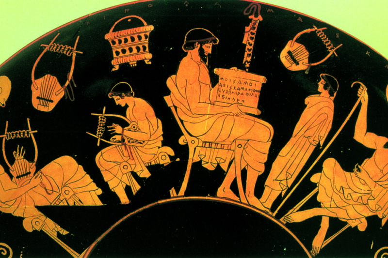 Παράσταση από αρχαίο ελληνικό ερυθρόμορφο αγγείο που απεικονίζει σκηνή μουσικής παιδείας ή σχολείου. Άνδρες και νέοι κάθονται σε κομψά καθίσματα (κλισμούς), κρατούν λύρες και διαβάζουν από ανοιχτά τυλίγματα παπύρου, περιτριγυρισμένοι από μουσικά όργανα και αντικείμενα που κρέμονται στον τοίχο.