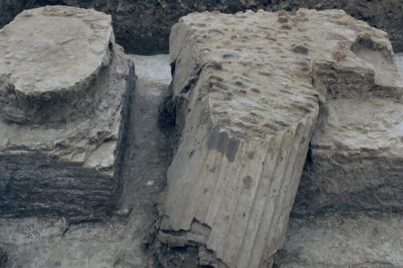 Αρχαιολογική ανασκαφή που αποκαλύπτει τα πέτρινα θεμέλια και τη βάση ενός κίονα από την αρχαία πόλη Αλεξάνδρεια στον Τίγρη ποταμό.