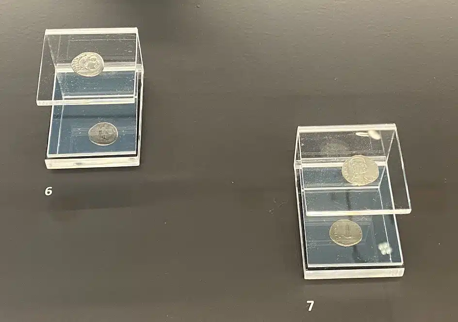 Δύο αρχαία αργυρά νομίσματα σε προθήκες με καθρέφτες, από την αρχαία Ευρωπό.