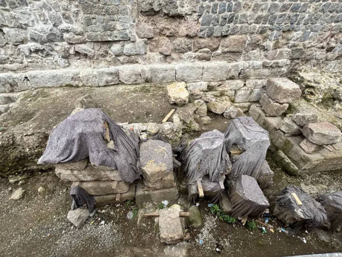 Καλυμμένα αρχαιολογικά ευρήματα και πέτρινα δομικά στοιχεία από το αρχαίο λιμάνι της Τραπεζούντας.