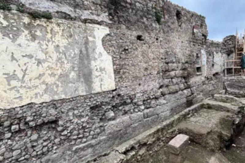 Αρχαιολογικά κατάλοιπα του αρχαίου ποτάμιου λιμανιού στην Τραπεζούντα με εμφανή τμήματα λιμενικού τοίχου ρωμαϊκής περιόδου.