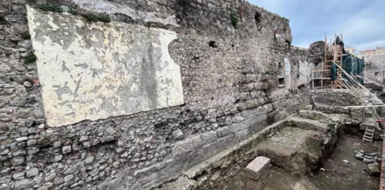 Αρχαιολογικά κατάλοιπα του αρχαίου ποτάμιου λιμανιού στην Τραπεζούντα με εμφανή τμήματα λιμενικού τοίχου ρωμαϊκής περιόδου.