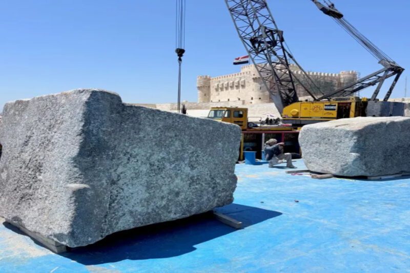 Ογκόλιθοι γρανίτη που ανασύρθηκαν από τον βυθό του λιμανιού της Αλεξάνδρειας, πιθανό τμήμα της εισόδου του Φάρου της Αλεξάνδρειας, κατά τη διάρκεια αρχαιολογικής επιχείρησης.