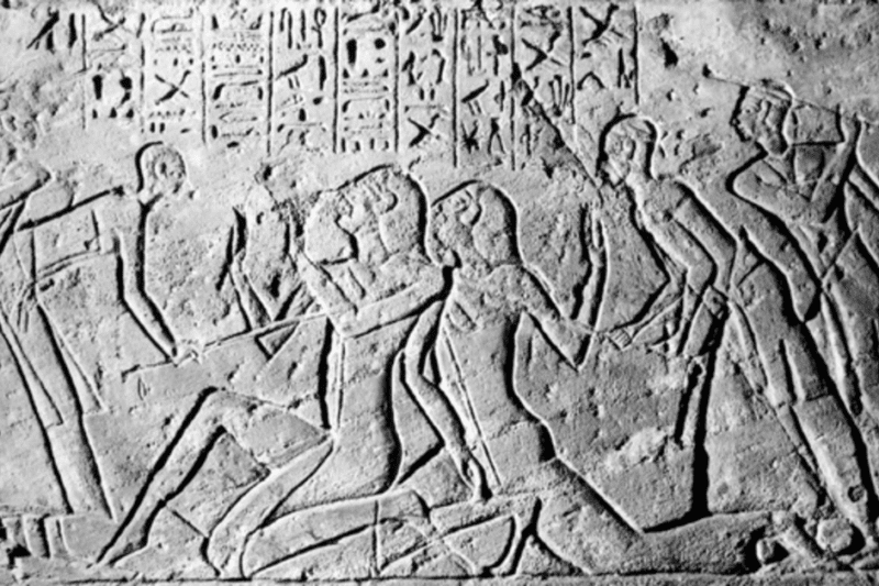 Αρχαίο αιγυπτιακό ανάγλυφο που απεικονίζει στρατιώτες να ξυλοκοπούν δύο αιχμαλώτους κατά τη διάρκεια ανάκρισης.