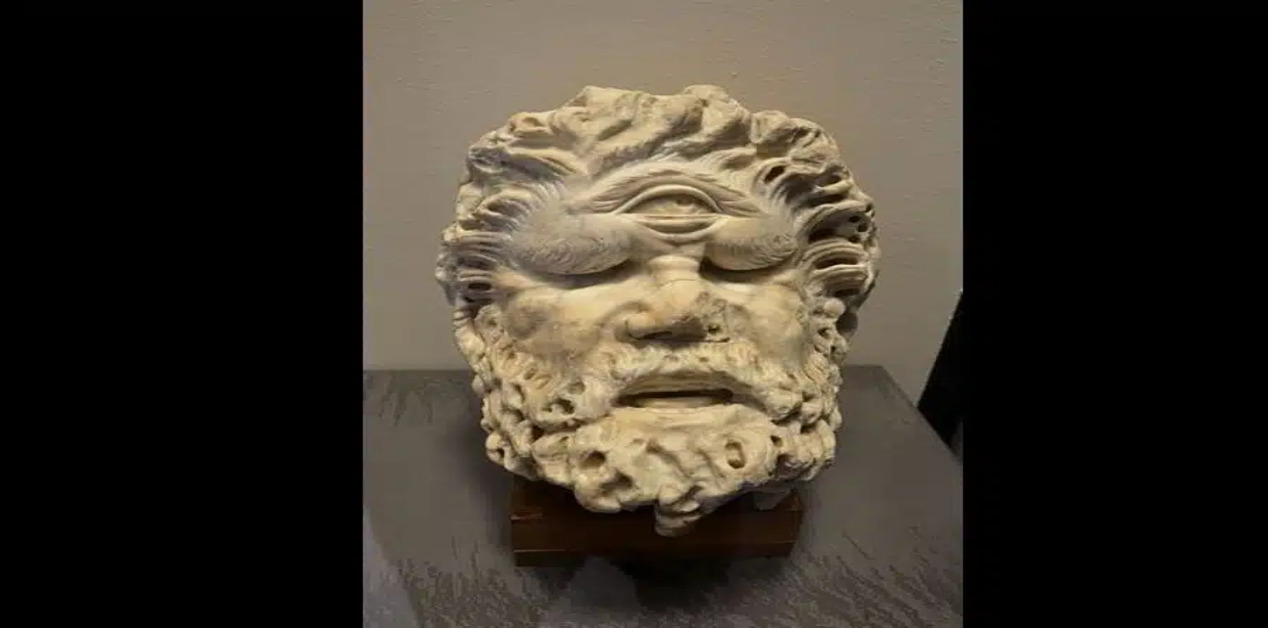 Αρχαία μαρμάρινη κεφαλή Κύκλωπα με ένα μάτι στο κέντρο του μετώπου, εμπνευσμένη από την ελληνική μυθολογία.