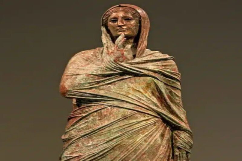 Μετωπική άποψη της Κυράς της Καλύμνου, το χάλκινο ελληνιστικό άγαλμα που ανασύρθηκε από τη θάλασσα.