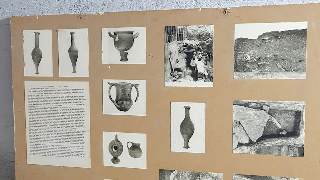 Πανοραμική φωτογραφία από ψηλά που δείχνει έναν κεντρικό θολωτό Μακεδονικό τάφο και δύο παράπλευρους κτιστούς κιβωτιόσχημους τάφους σε εσωτερικό προστατευμένο χώρο.