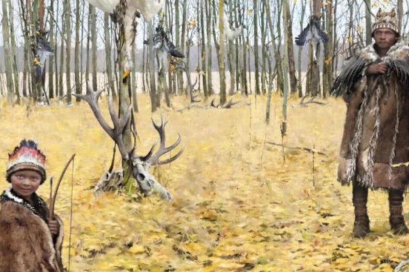 Καλλιτεχνική απεικόνιση δύο ανθρώπων της Μεσολιθικής εποχής σε ένα φθινοπωρινό δάσος. Φορούν γούνινα ρούχα και καλύμματα κεφαλής, ενώ κρανία ελαφιών είναι κρεμασμένα στα δέντρα γύρω τους.