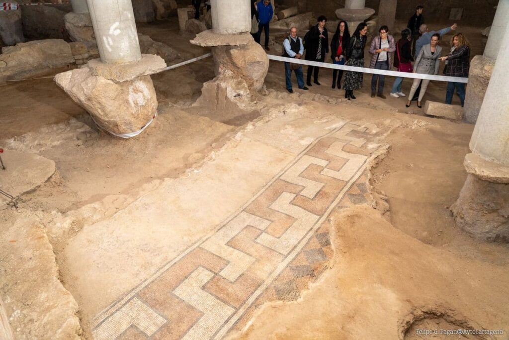 Άποψη του αρχαιολογικού χώρου της Domus of Salvius, όπου διακρίνεται ένα καλοδιατηρημένο ψηφιδωτό δάπεδο με γεωμετρικά μοτίβα και σύγχρονες κολώνες υποστήριξης.