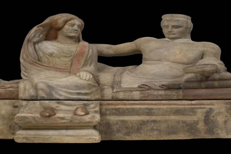 Η ετρουσκική ταφική λάρνακα Urna del Bottarone με ζευγάρι σε τρυφερό εναγκαλισμό, μετά την επιστημονική αποκατάσταση των αρχικών της χρωμάτων.