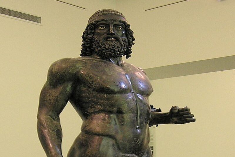 Ο ένας από τους Riace Bronzes, αρχαίο ελληνικό χάλκινο άγαλμα πολεμιστή με ρεαλιστικά χαρακτηριστικά και ιδανικές αναλογίες προσώπου.