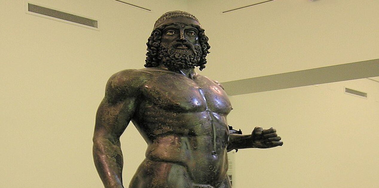 Ο ένας από τους Riace Bronzes, αρχαίο ελληνικό χάλκινο άγαλμα πολεμιστή με ρεαλιστικά χαρακτηριστικά και ιδανικές αναλογίες προσώπου.