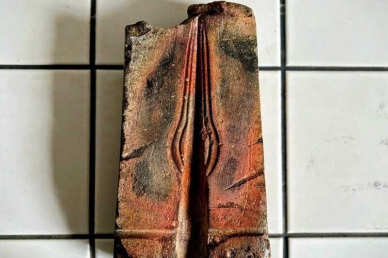 Πέτρινη μήτρα χύτευσης της Εποχής του Χαλκού με σκαλιστό αποτύπωμα για αιχμή δόρατος, εύρημα από τη Μοραβία.