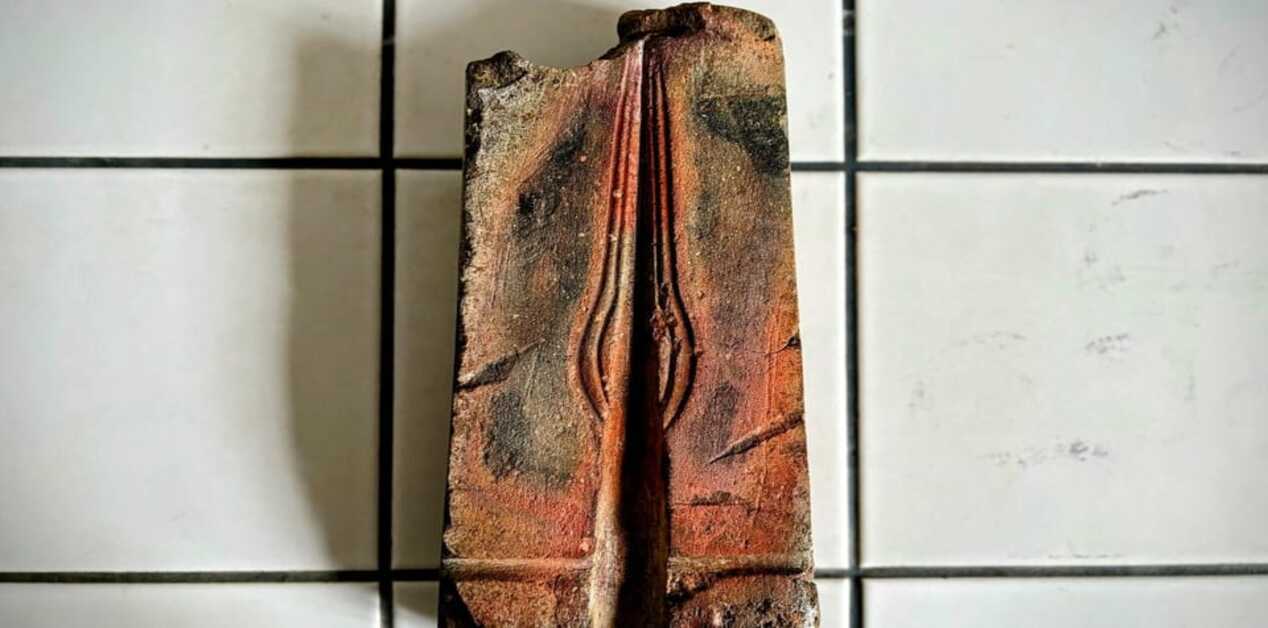 Πέτρινη μήτρα χύτευσης της Εποχής του Χαλκού με σκαλιστό αποτύπωμα για αιχμή δόρατος, εύρημα από τη Μοραβία.
