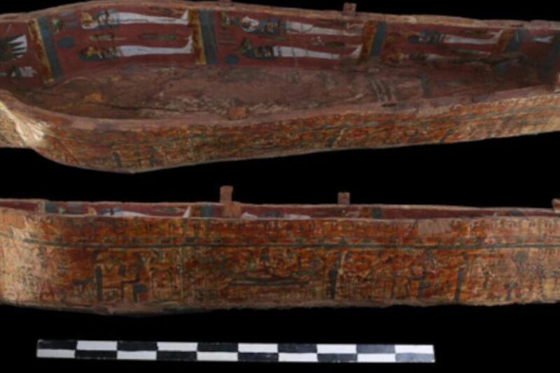 Εσωτερική και εξωτερική όψη βάσης αρχαίας αιγυπτιακής ξύλινης σαρκοφάγου με ζωηρά χρώματα.