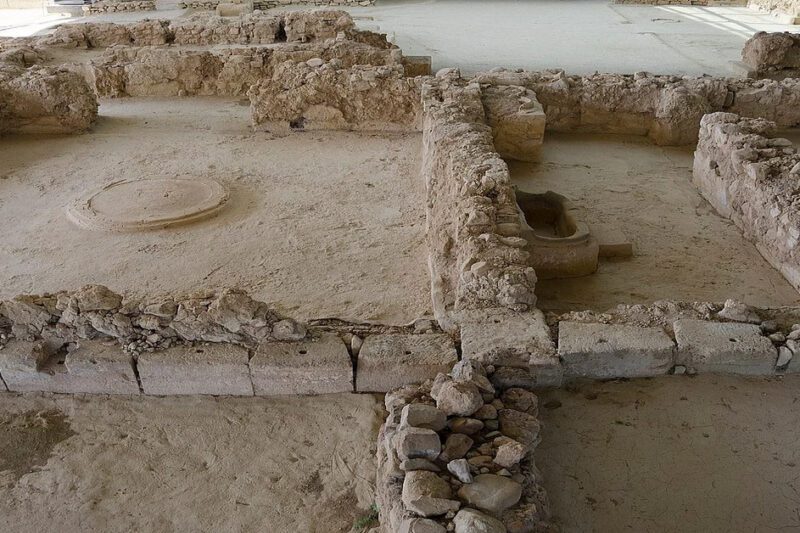 Τα πέτρινα θεμέλια και η κυκλική εστία του Ανακτόρου του Νέστορα στην Πύλο.