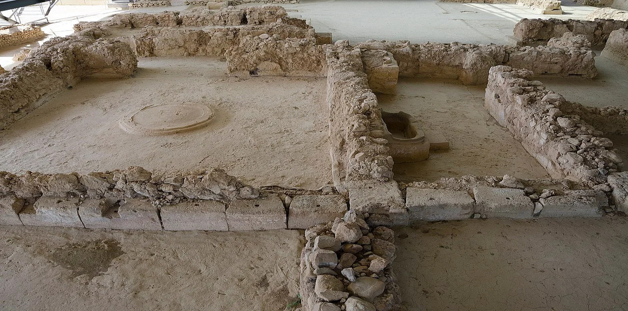 Τα πέτρινα θεμέλια και η κυκλική εστία του Ανακτόρου του Νέστορα στην Πύλο.