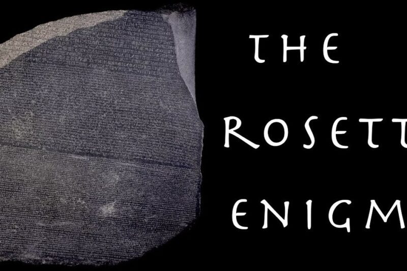 Μια φωτογραφία της Στήλης της Ροζέτας στα αριστερά και ο τίτλος "THE ROSETTA ENIGMA" σε τρεις γραμμές στα δεξιά, όλα σε μαύρο φόντο.