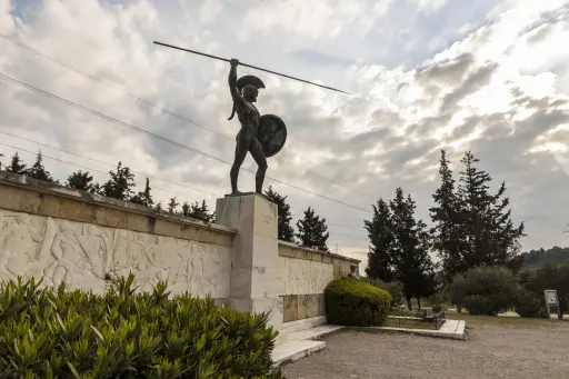 Άγαλμα του Λεωνίδα στις Θερμοπύλες, σύμβολο της αρχαίας πολεμικής δύναμης χωρίς όγκο.