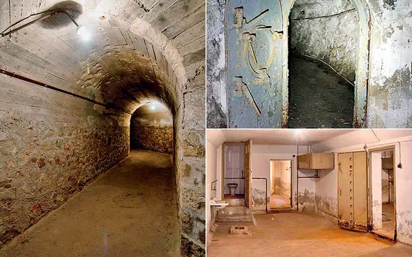 Ένα κολλάζ τριών φωτογραφιών από το στρατιωτικό καταφύγιο του Λυκαβηττού. Αριστερά, ένας μακρύς, λαξευμένος στο βράχο διάδρομος με τσιμεντένια οροφή και τοίχους. Πάνω δεξιά, μια βαριά, σκουριασμένη μεταλλική πόρτα με στρογγυλό μηχανισμό κλειδώματος. Κάτω δεξιά, μια άποψη εσωτερικής αίθουσας με νιπτήρα, τουαλέτα, σωλήνες και σκουριασμένα μεταλλικά ερμάρια.