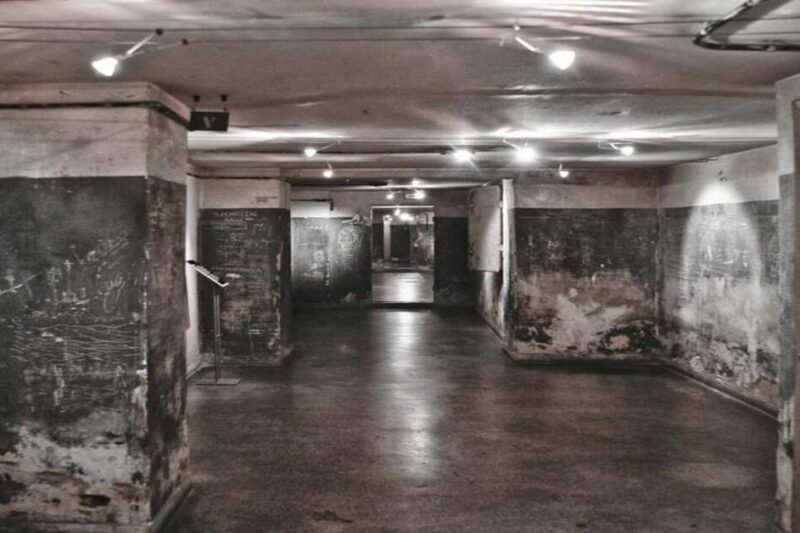 Εσωτερικό υπόγειου καταφυγίου στην οδό Κοραή 4 με χαραγμένα μηνύματα στους τοίχους.