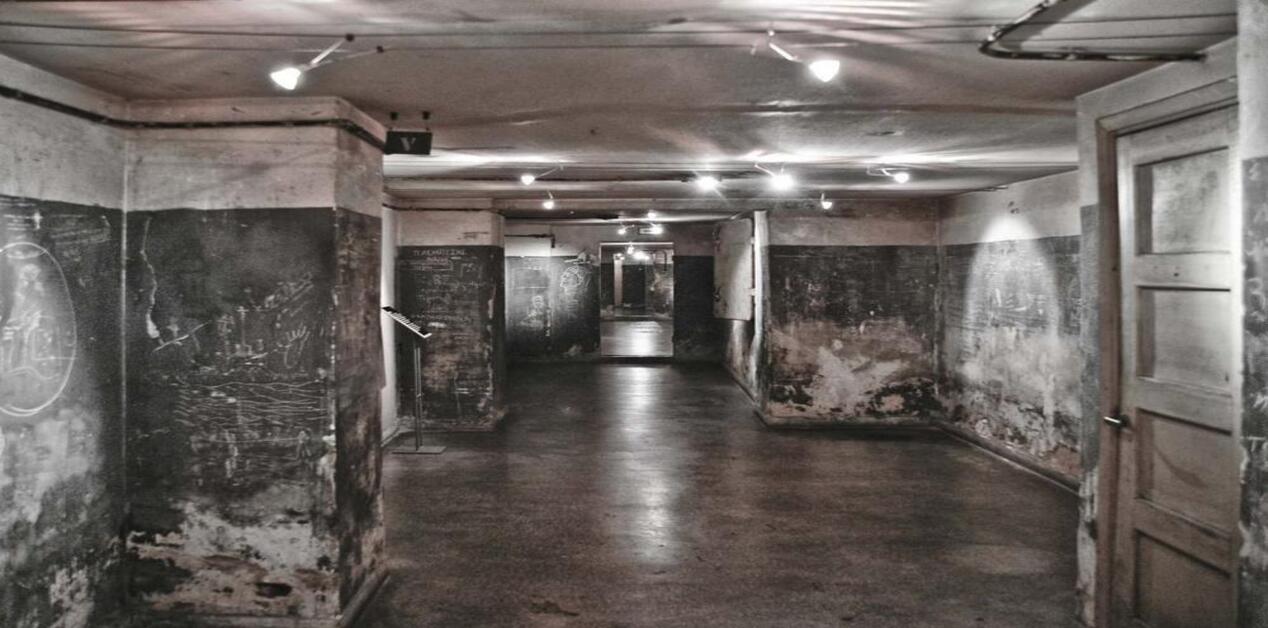 Εσωτερικό υπόγειου καταφυγίου στην οδό Κοραή 4 με χαραγμένα μηνύματα στους τοίχους.