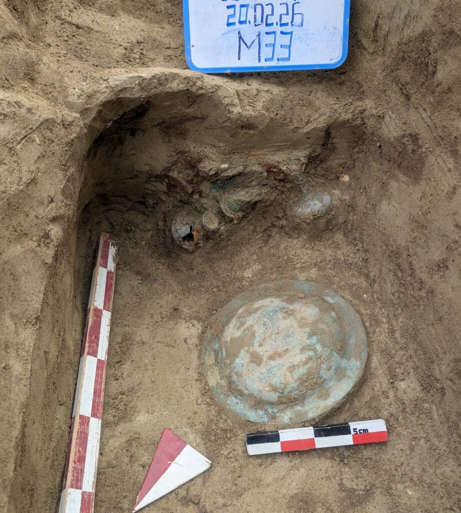 Ομφαλός ρωμαϊκής ασπίδας παρέλασης όπως βρέθηκε στο χώμα κατά την ανασκαφή στην Κωνστάντζα.