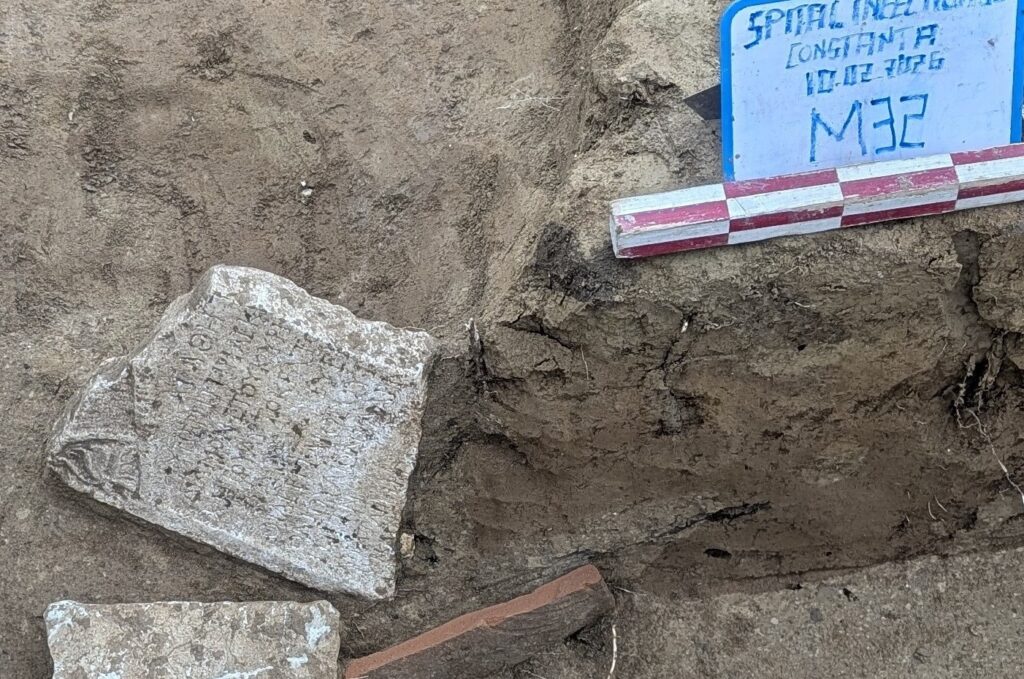 Καθαρισμένος χάλκινος ομφαλός από ρωμαϊκή ασπίδα παρέλασης, εύρημα από την αρχαία Τόμιδα.