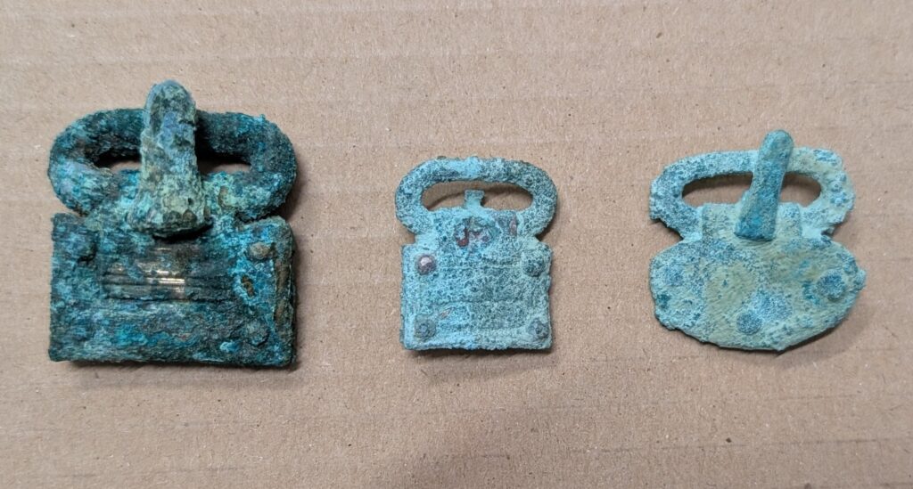Τρία μικρά χάλκινα ρωμαϊκά ευρήματα και πόρπες από τους τάφους της Κωνστάντζας.