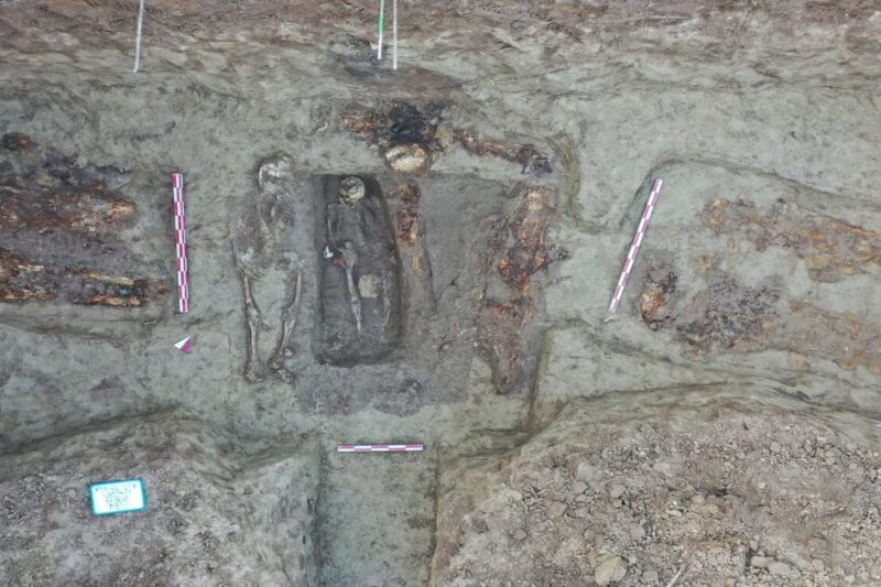 Πανοραμική άποψη ανασκαφής με ανθρώπινους σκελετούς σε ρωμαϊκούς τάφους στην Κωνστάντζα.