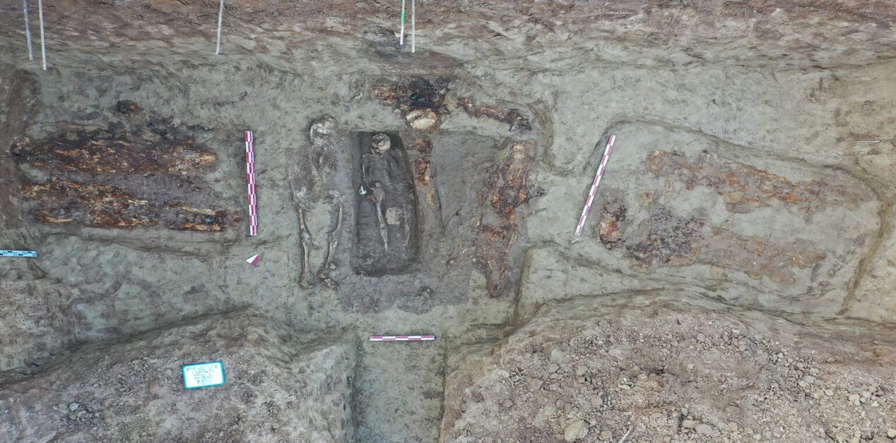 Πανοραμική άποψη ανασκαφής με ανθρώπινους σκελετούς σε ρωμαϊκούς τάφους στην Κωνστάντζα.