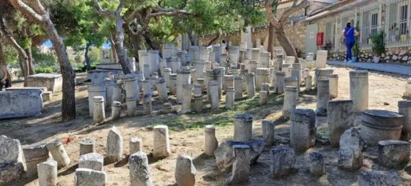 Επιτύμβιες στήλες και μνημεία στον αρχαιολογικό χώρο του Κεραμεικού στην Αθήνα.