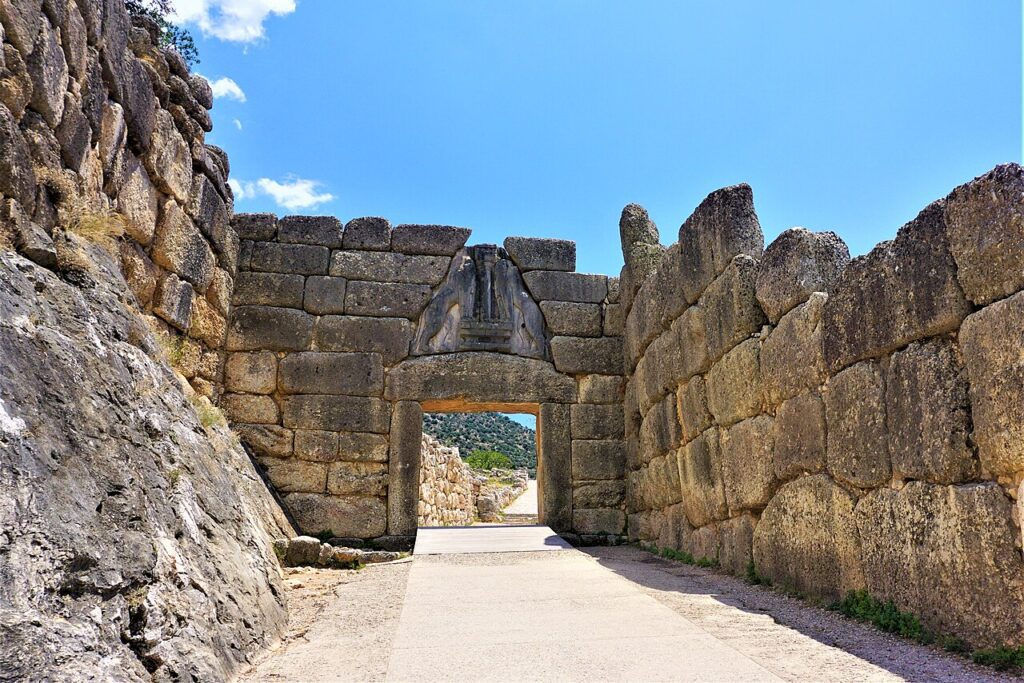 Η Πύλη των Λεόντων στις Μυκήνες με τα χαρακτηριστικά κυκλώπεια τείχη και το ανάγλυφο.