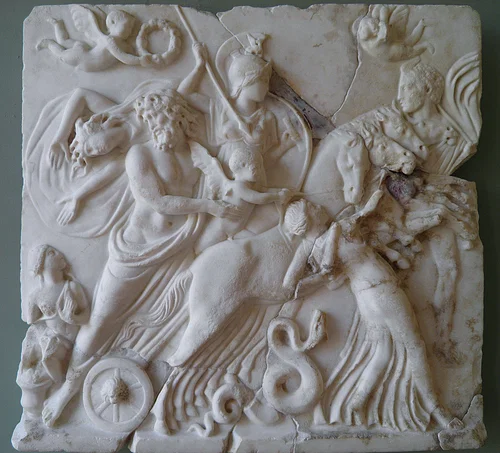 Μαρμάρινο ανάγλυφο (2ος-3ος αι. μ.Χ.) που απεικονίζει σκηνές από τον μύθο του Ζαγρέως-Διονύσου. Αριστερά, ο Διόνυσος κρατάει θύρσο, συνοδευόμενος από έναν έρωτα. Στο κέντρο, ένας ταύρος με έναν έρωτα πάνω του. Δεξιά, μια άλλη φιγούρα (ίσως μια Μαινάδα) και μια σύγκρουση με Τιτάνες. Πολλαπλές φτερωτές φιγούρες.