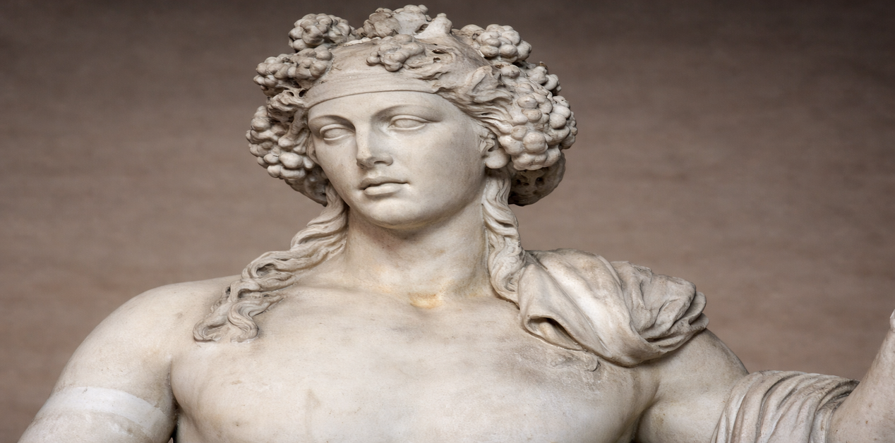 Μαρμάρινο άγαλμα του Διονύσου (προτομή, εναλλακτική λήψη). Ο θεός, στεφανωμένος με σταφύλια, κοιτάζει μπροστά. Η προτομή είναι ελαφρώς διαφορετική από την προηγούμενη.