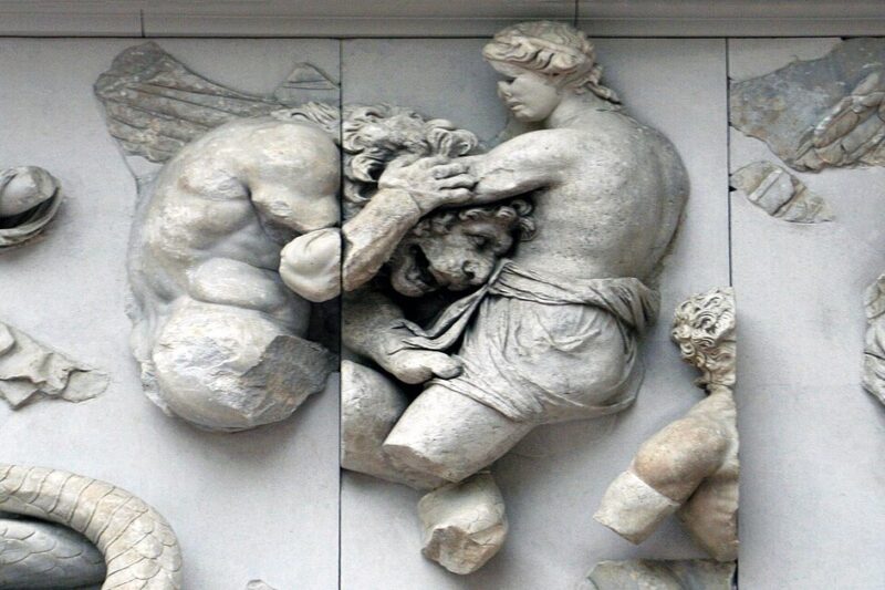Μαρμάρινο ανάγλυφο από το Βωμό της Περγάμου, που απεικονίζει μια γυναίκα θεότητα σε μάχη να πνίγει έναν γίγαντα.