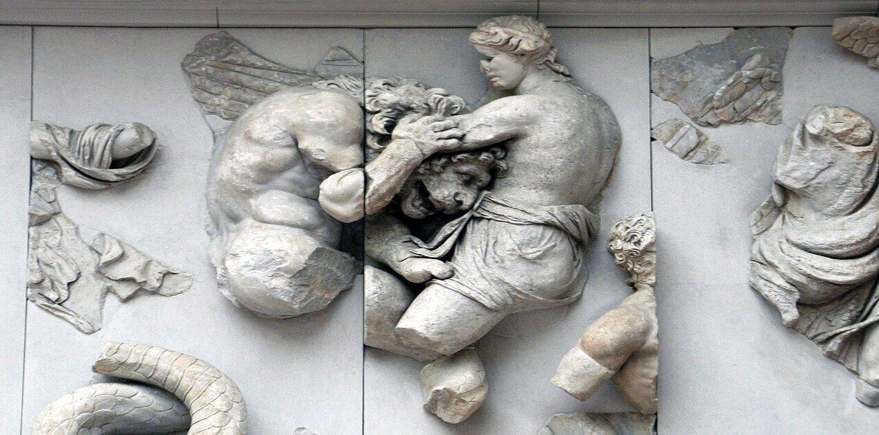 Μαρμάρινο ανάγλυφο από το Βωμό της Περγάμου, που απεικονίζει μια γυναίκα θεότητα σε μάχη να πνίγει έναν γίγαντα.
