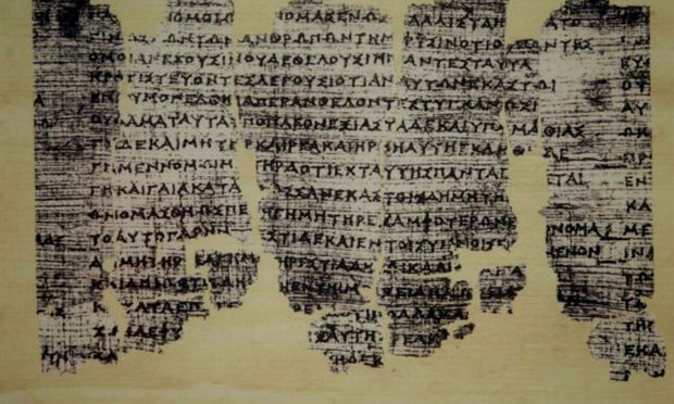 Κάθετα θραύσματα παπύρου με αρχαία ελληνικά, ενωμένα μεταξύ τους.